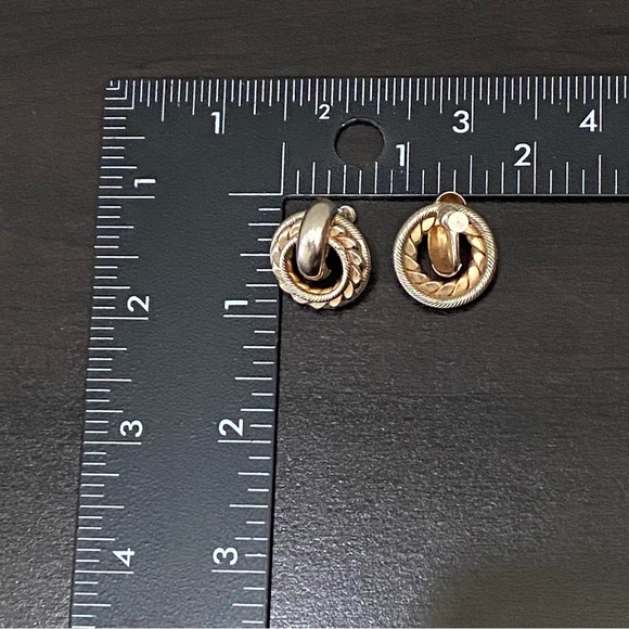 Vintage Unsigned Two-tone Round Rope Twisted Screw Back Earrings - Picture 11 of 11